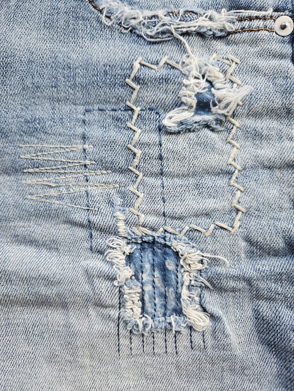 Pilcro Anthropologie Slim Boyfriend Distressed Denim Shorts Size 26 - Picture 3 of 4